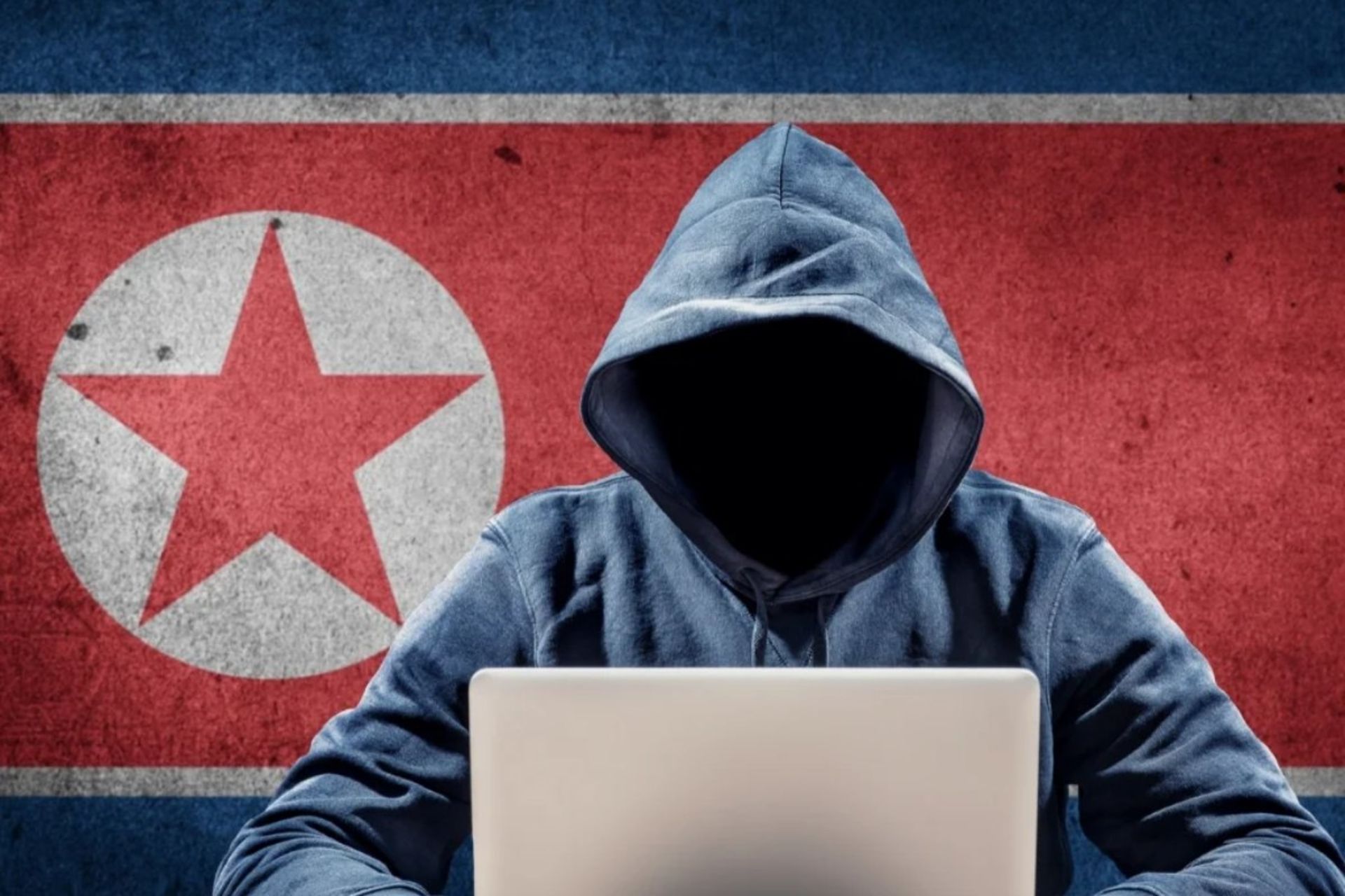 هکر کره شمالی با هودی پشت لپ تاپ