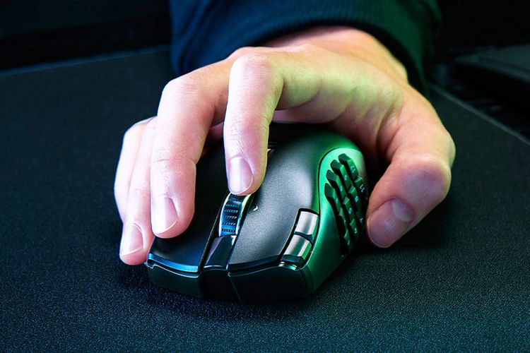 Razer Naga V2 Hyperspeed mouse in hand