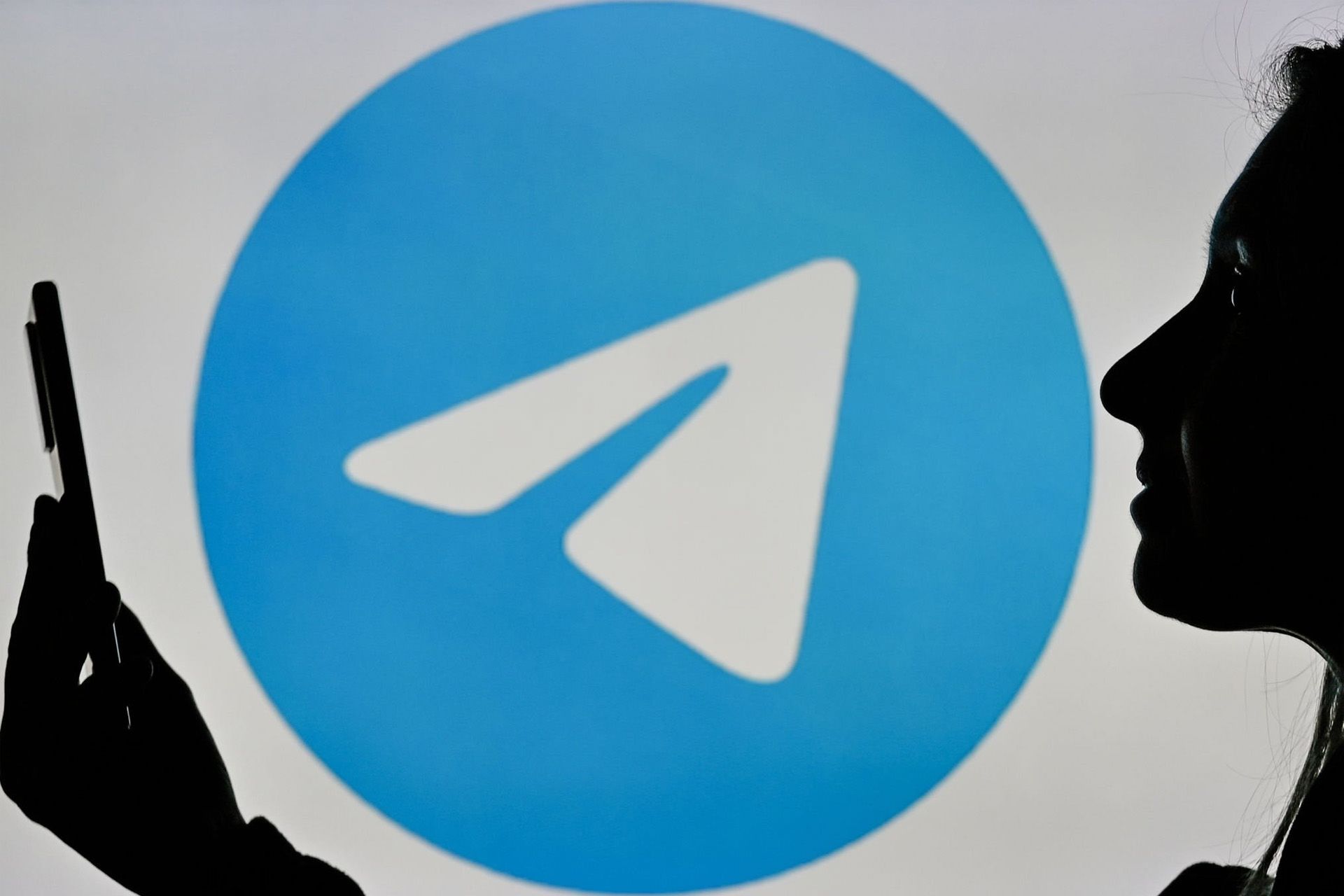 لوگو تلگرام Telegram یک نفر در حال استفاده از گوشی