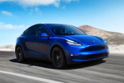 خودرو تسلا مدل وای Tesla Model Y با سرعت بالا در جاده رنگ آبی