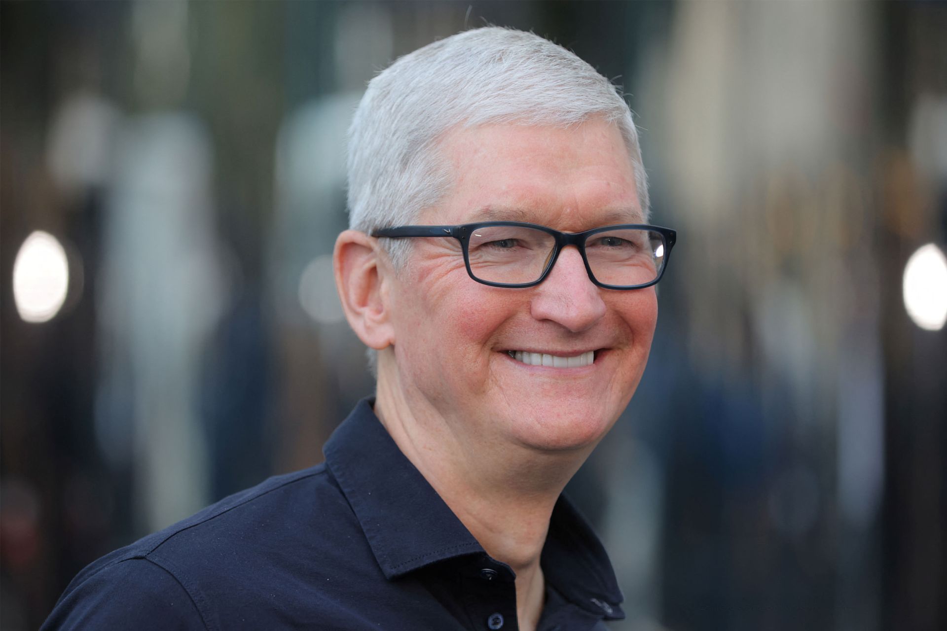 خنده لبخند تیم کوک مدیرعامل اپل / چهره خوشحال Tim Cook با عینک و پیراهن مشکی