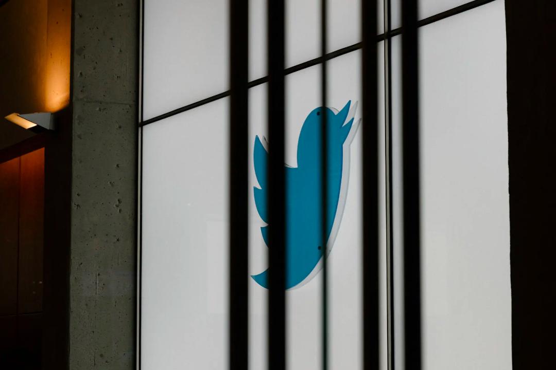 لوگو توییتر Twitter روی دیوار
