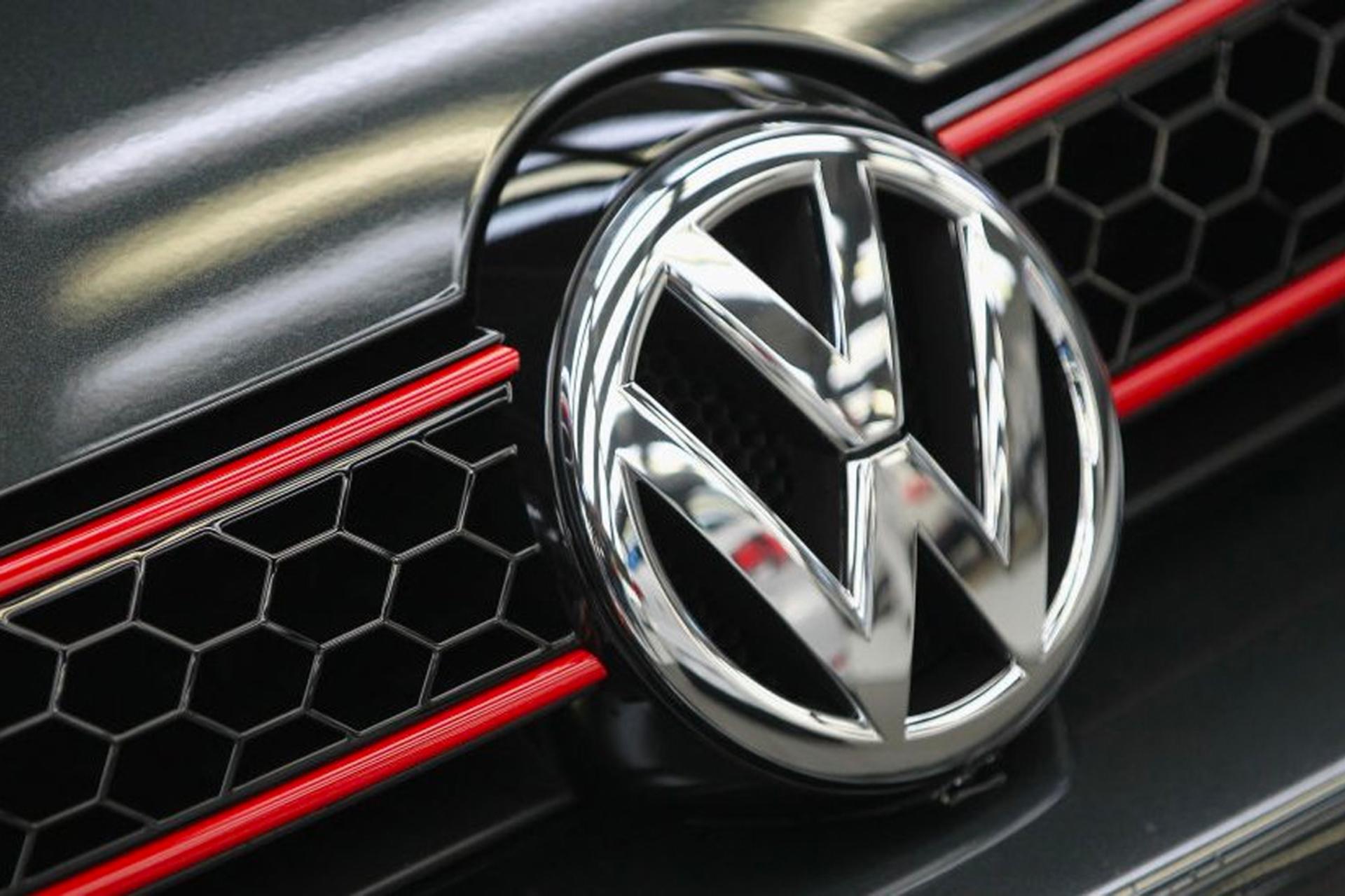 لوگو فولکس واگن VW روی خودرو از نمای نزدیک