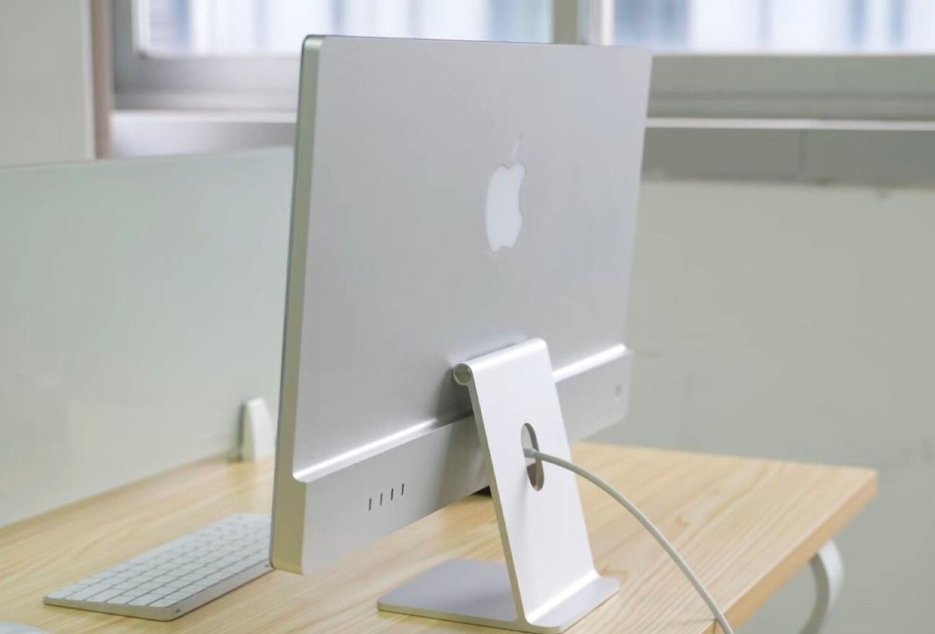 نمای پشت آی مک ۲۴ اینچی اصلاح شده