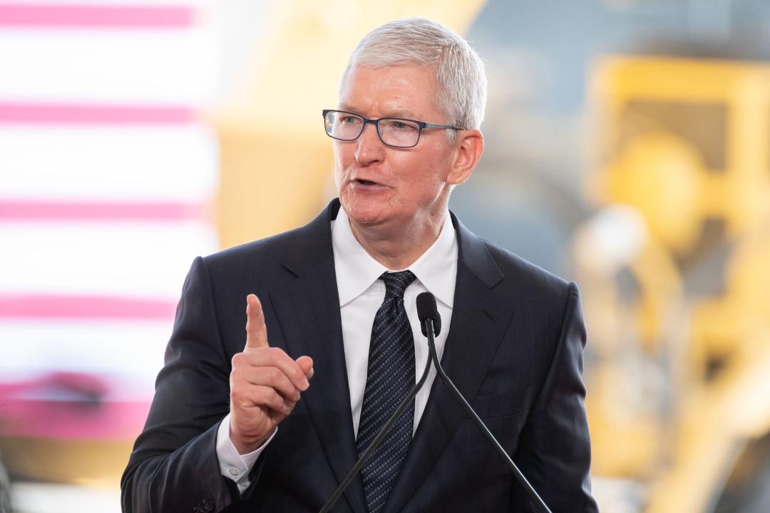 تیم کوک / Tim Cook مدیرعامل اپل با کت شلوار در حال سخنرانی