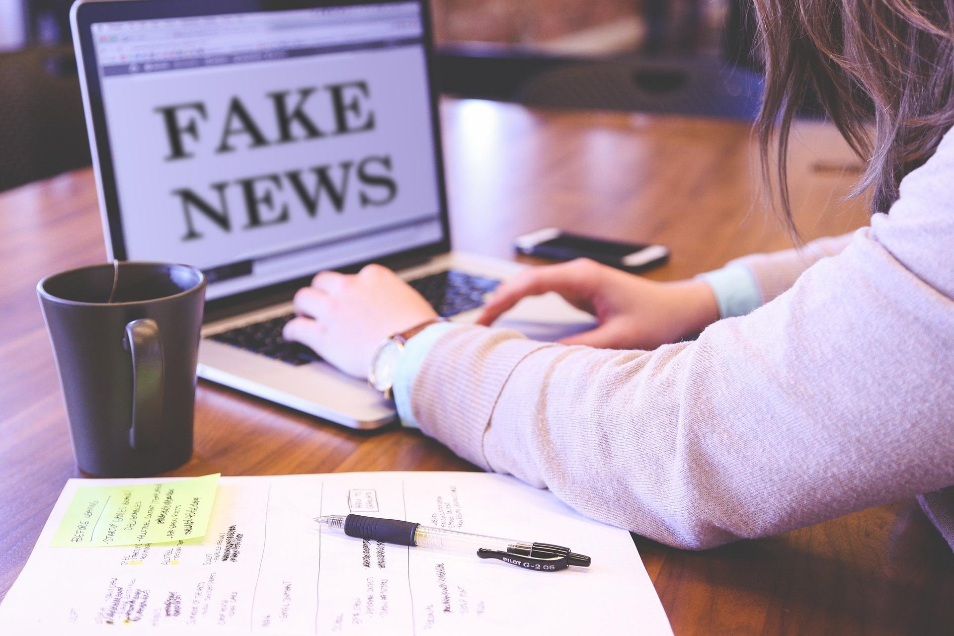 عبارت فیک نیوز Fake News روی صفحه لپ تاپ