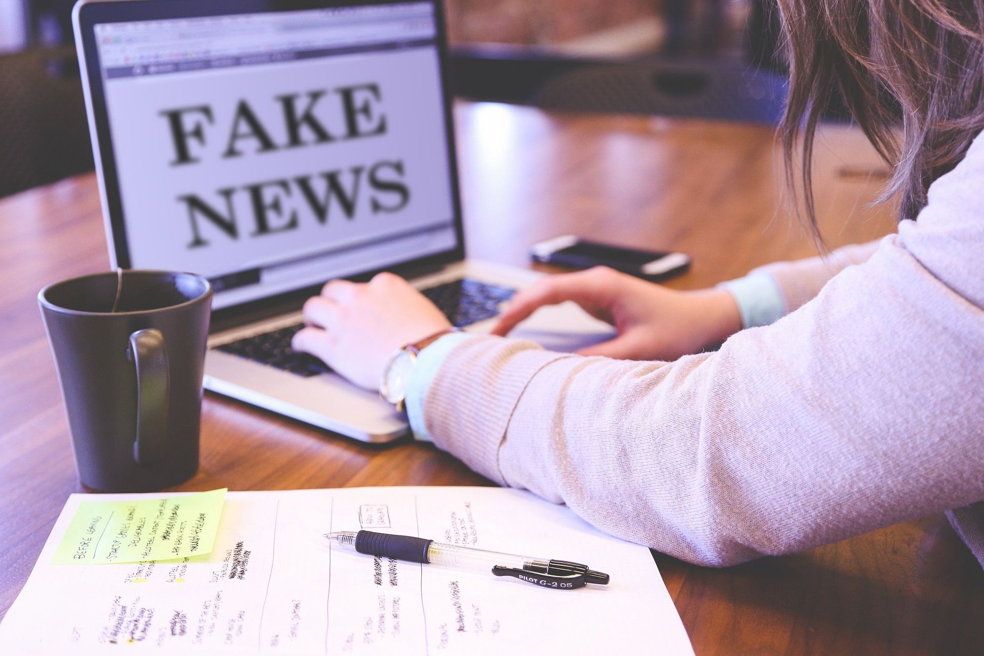 عبارت فیک نیوز Fake News روی صفحه لپ تاپ