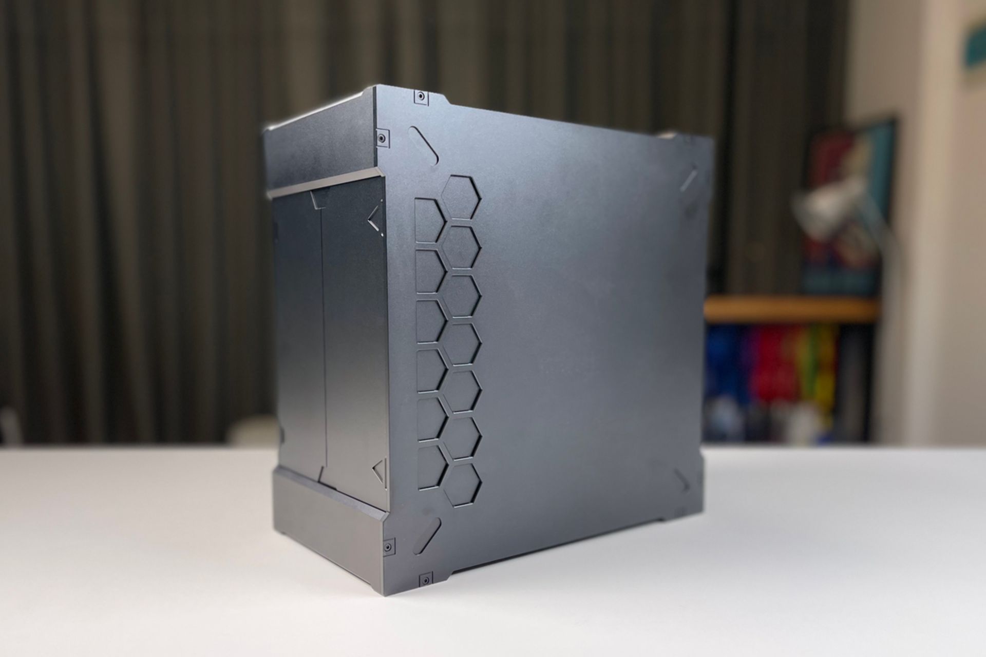 کامپیوتر کوچک دسکتاپ شیائومی روی میز