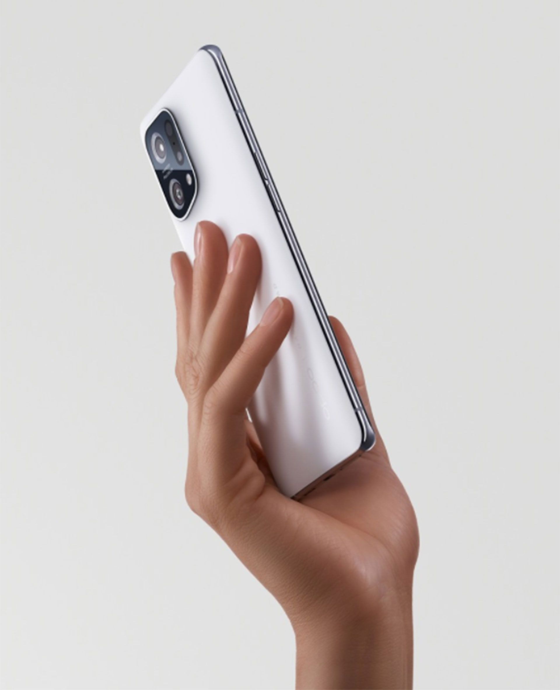 گوشی هوشمند اوپو Find X به رنگ سفید در دست