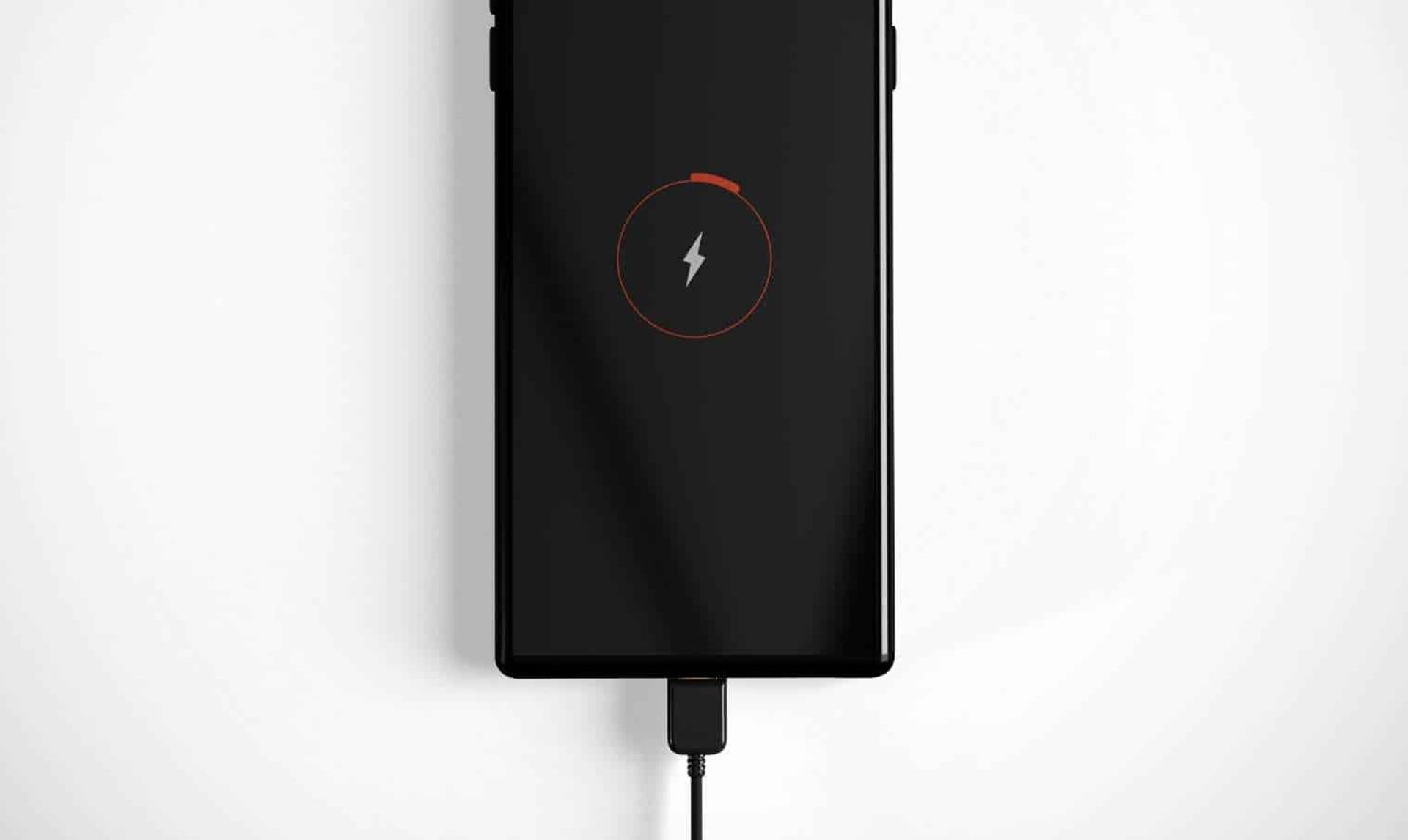 گوشی هوشمند با باتری خالی در حال شارژ شدن 