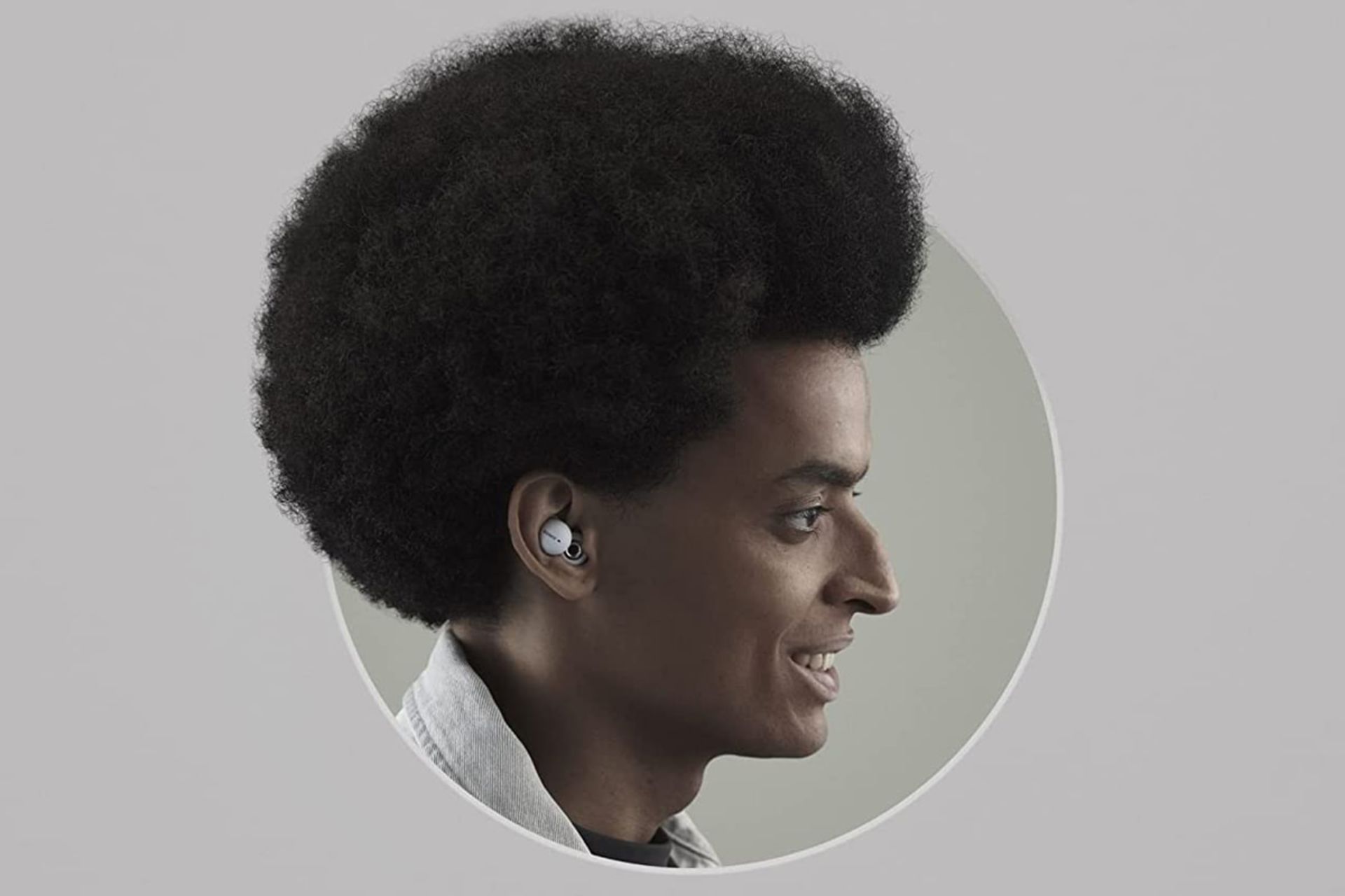 نیم رخ مرد سیاه پوست با هدفون لینک بادز سونی