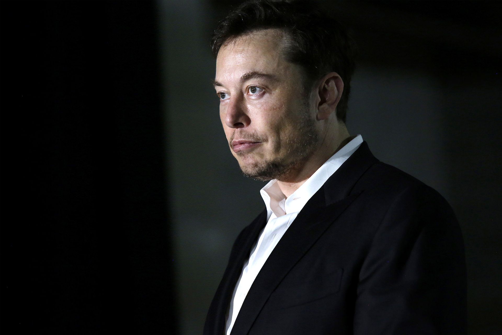 نمای سه رخ ایلان ماسک / Elon Musk با کت شلوار مشکی