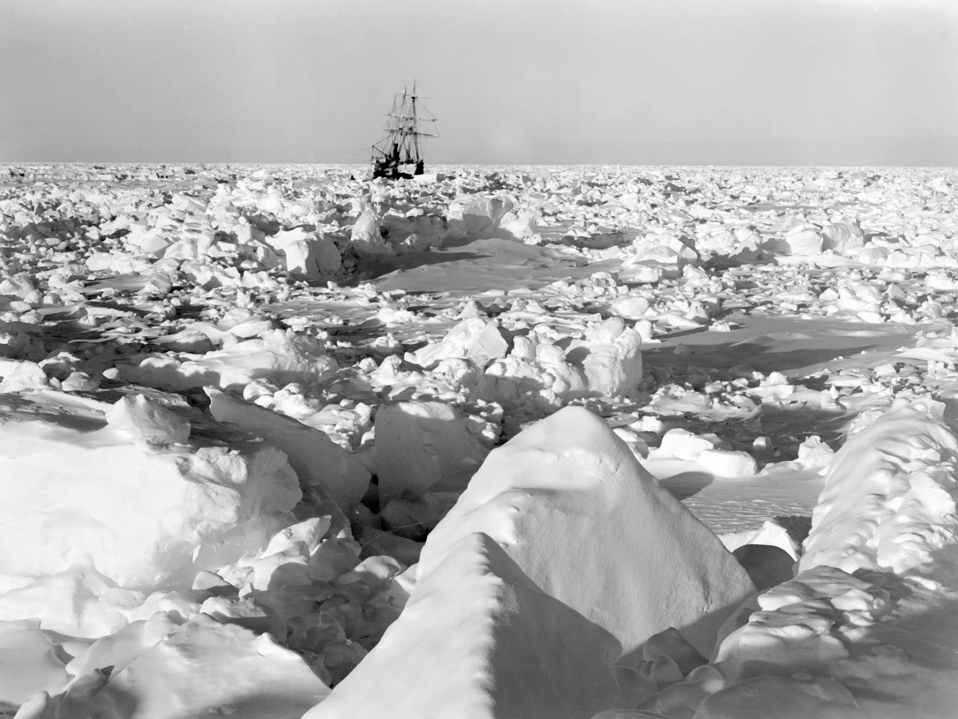 کشتی اندورنس در قطب جنوب