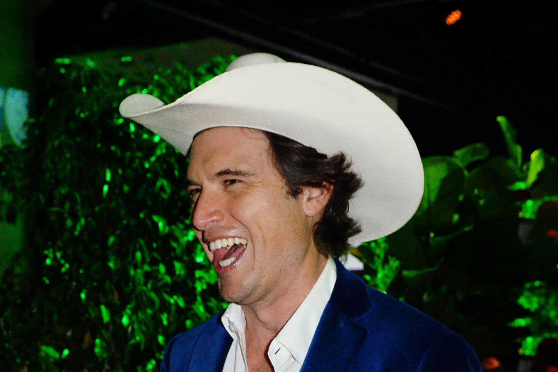 کیمبال ماسک در حال خنده با کلاه کابویی بر سر