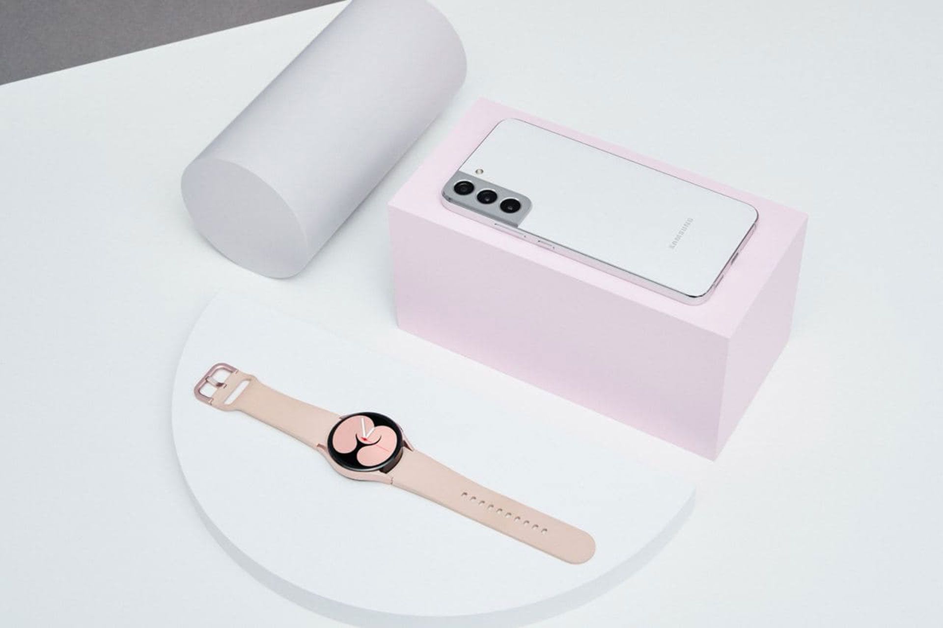 گکسی اس ۲۲ سفید در کنار ساعت هوشمند سامسونگ