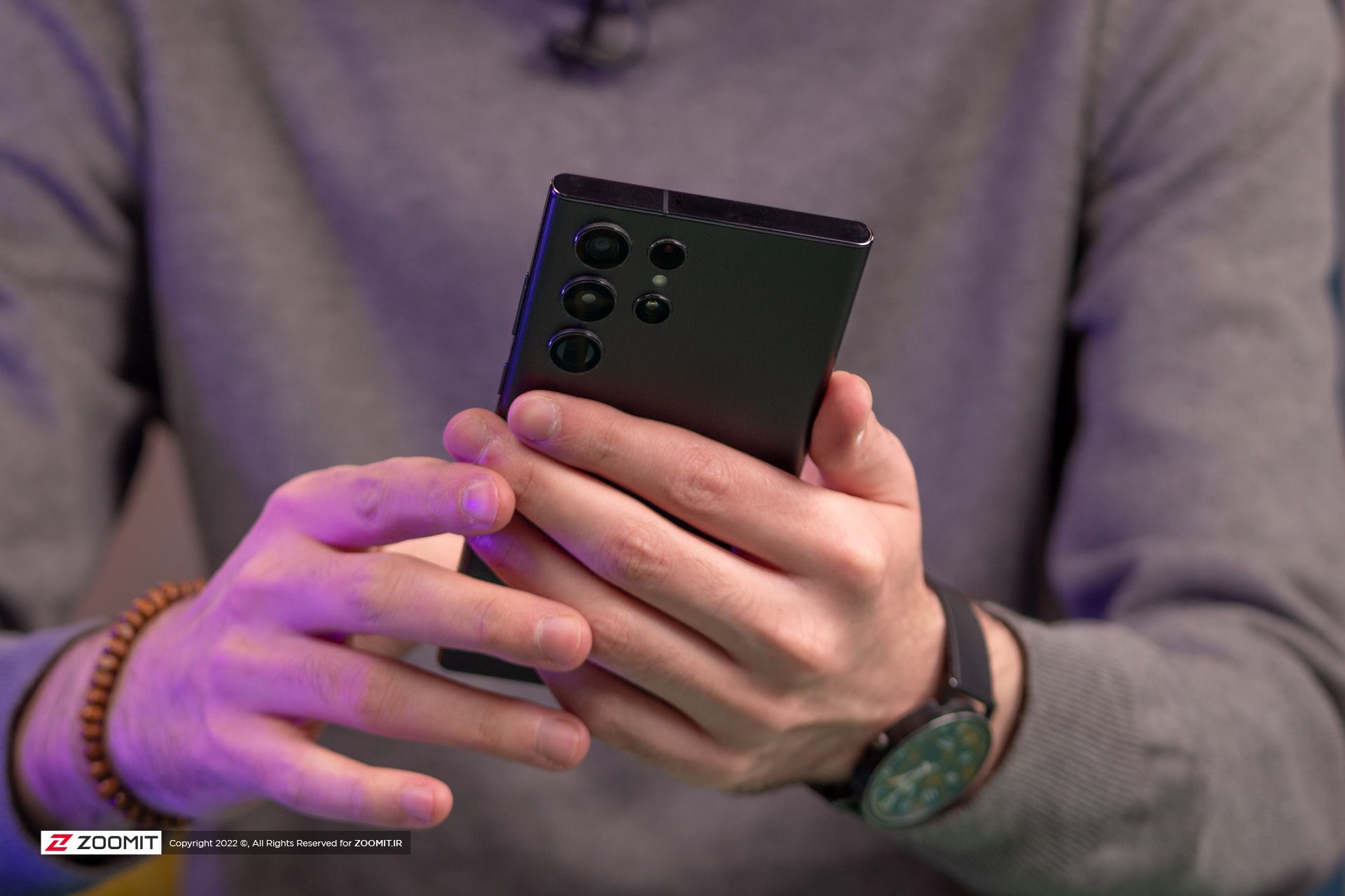 گلکسی S22 اولترا در دست بهزاد