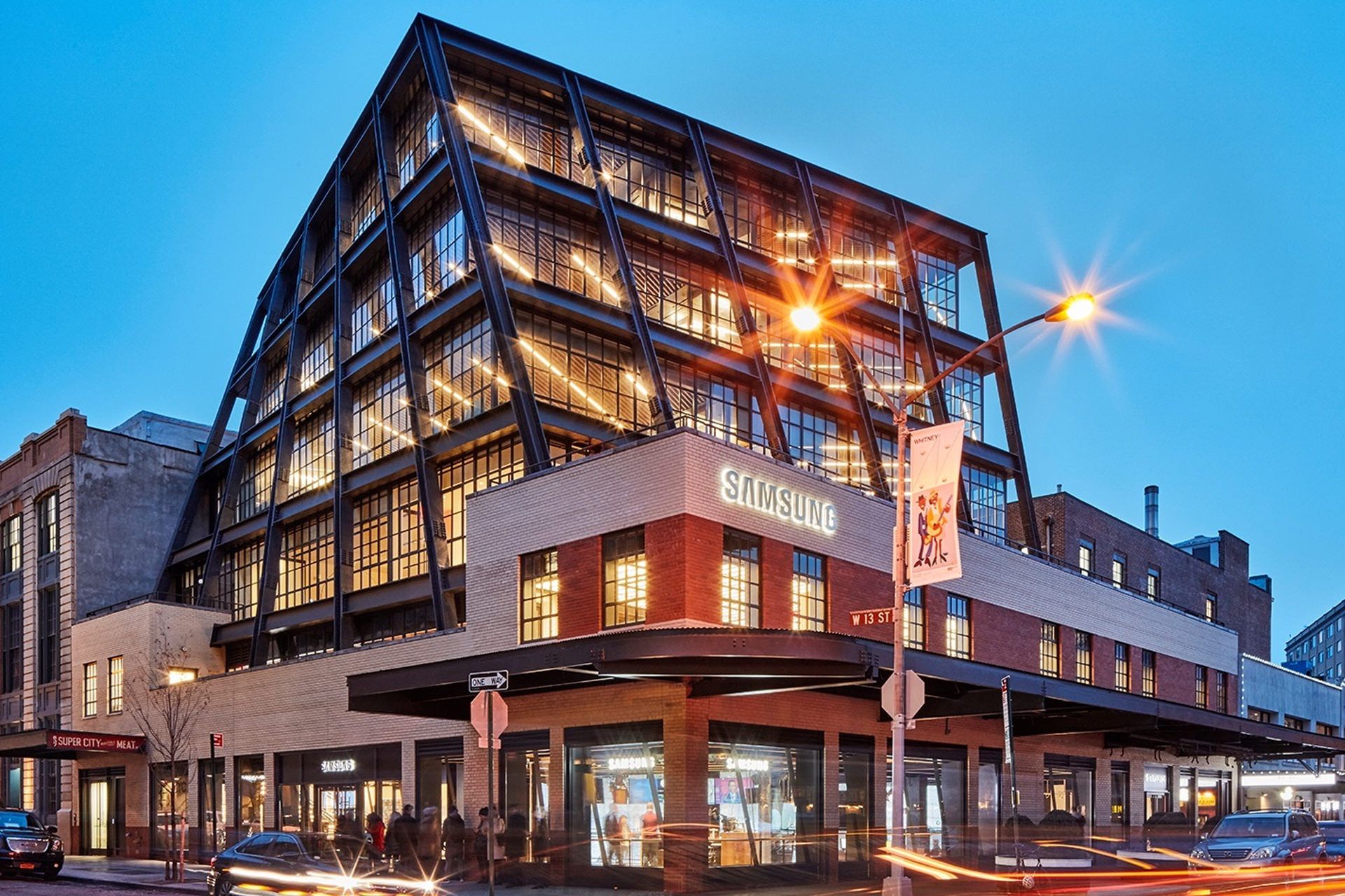 فروشگاه 837 سامسونگ در نیویورک سیتی عصر آسمان آبی