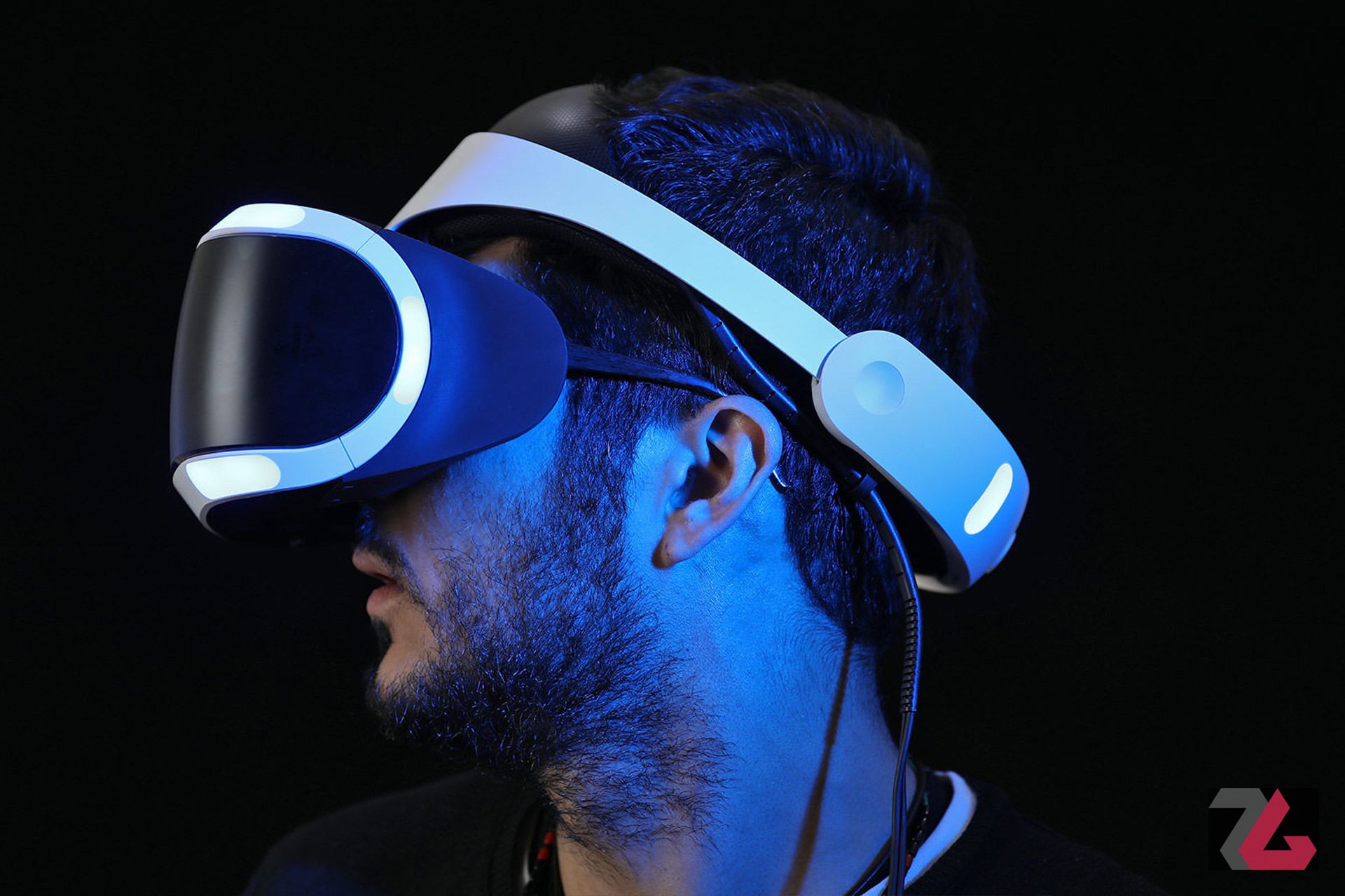 پلی استیشن VR سونی روی سر یک مرد