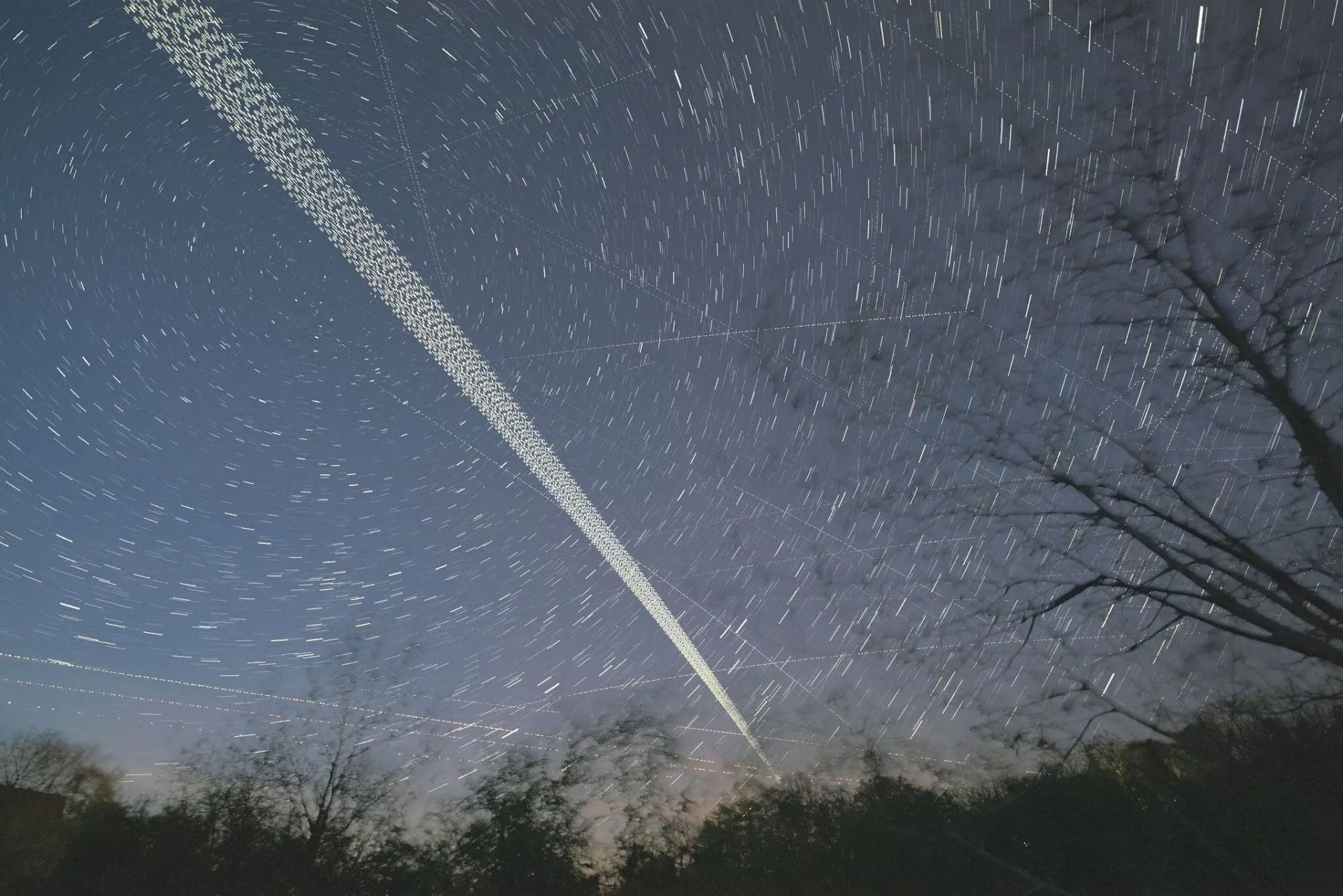 حرکت قطارمانند ماهواره های استارلینک در آسمان شب