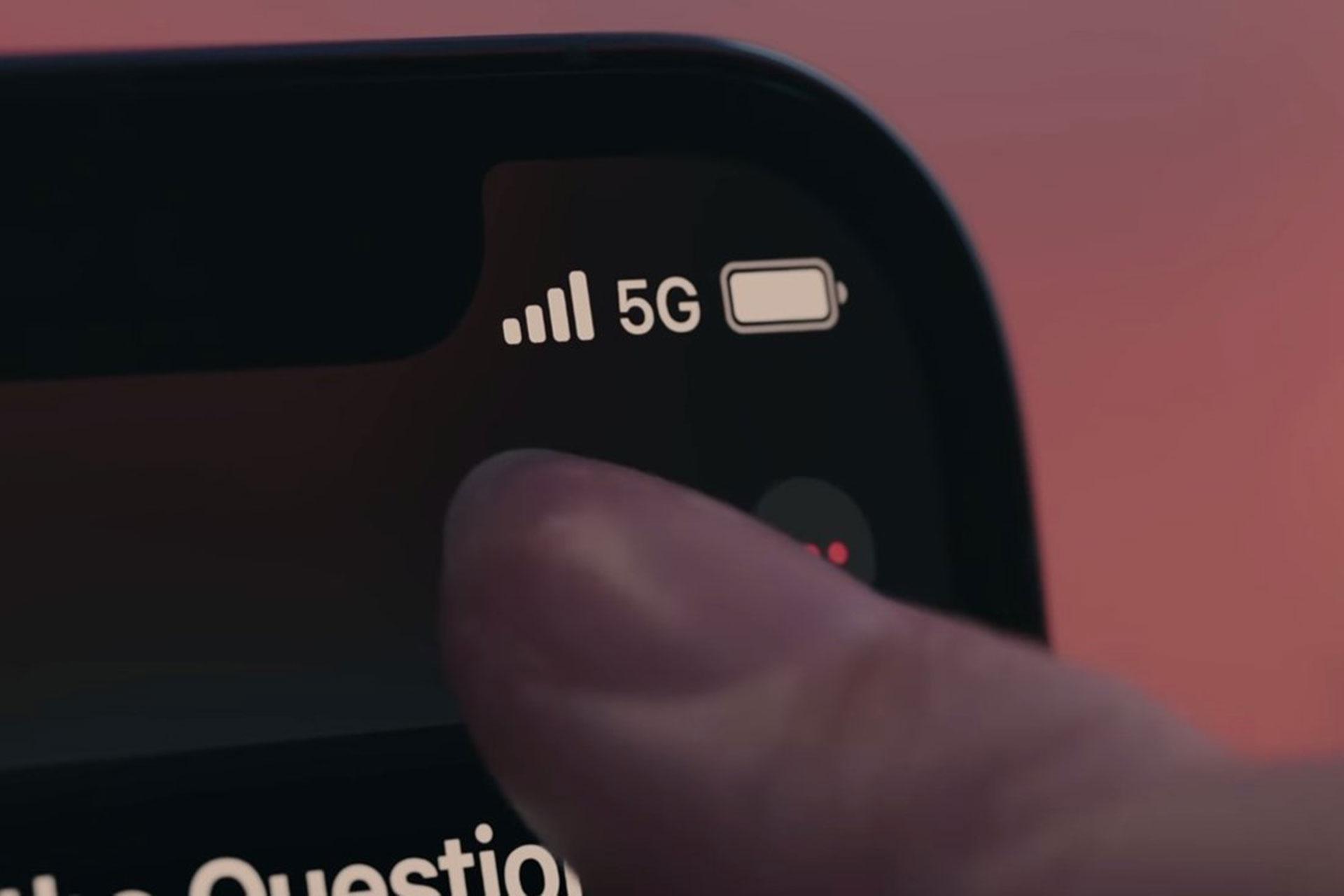 آیکون اینترنت 5G روی صفحه نمایش آیفون