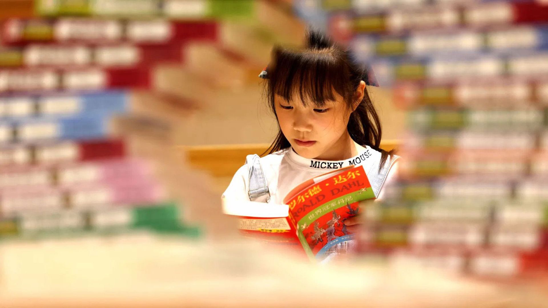 کودکی در حال خواندن کتاب