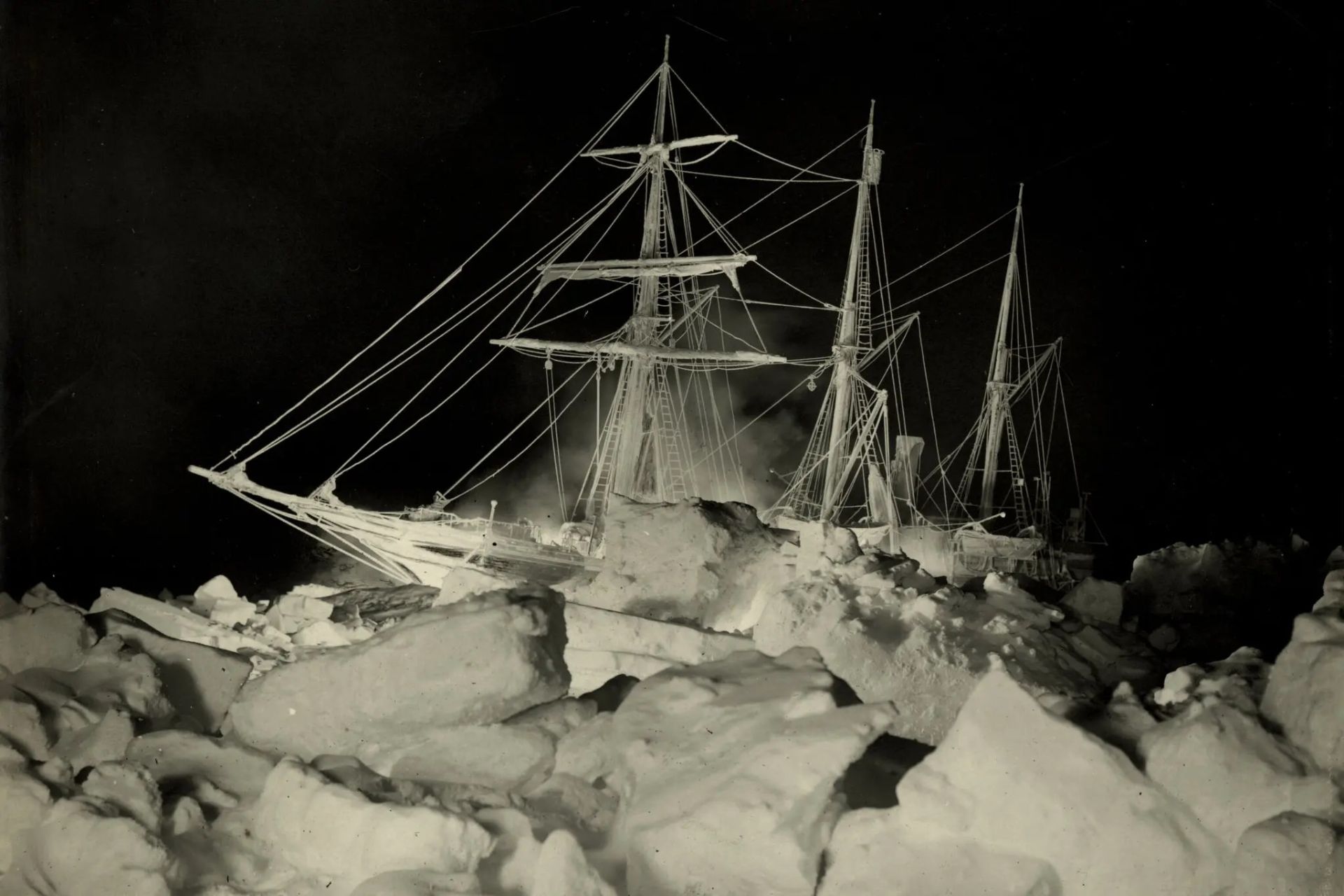 کشتی اندورنس در سال ۱۹۱۵ درمیان یخ‌های قطبی