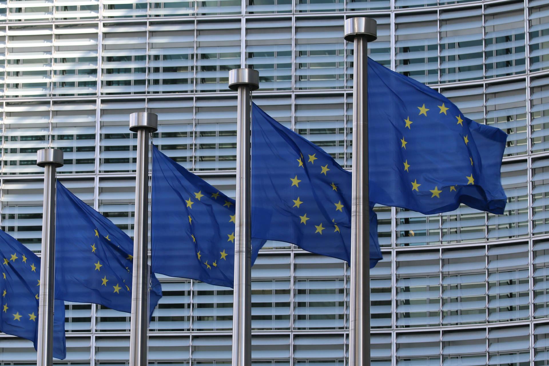 پرچم اتحادیه اروپا در حال اهتزاز در روز روشن