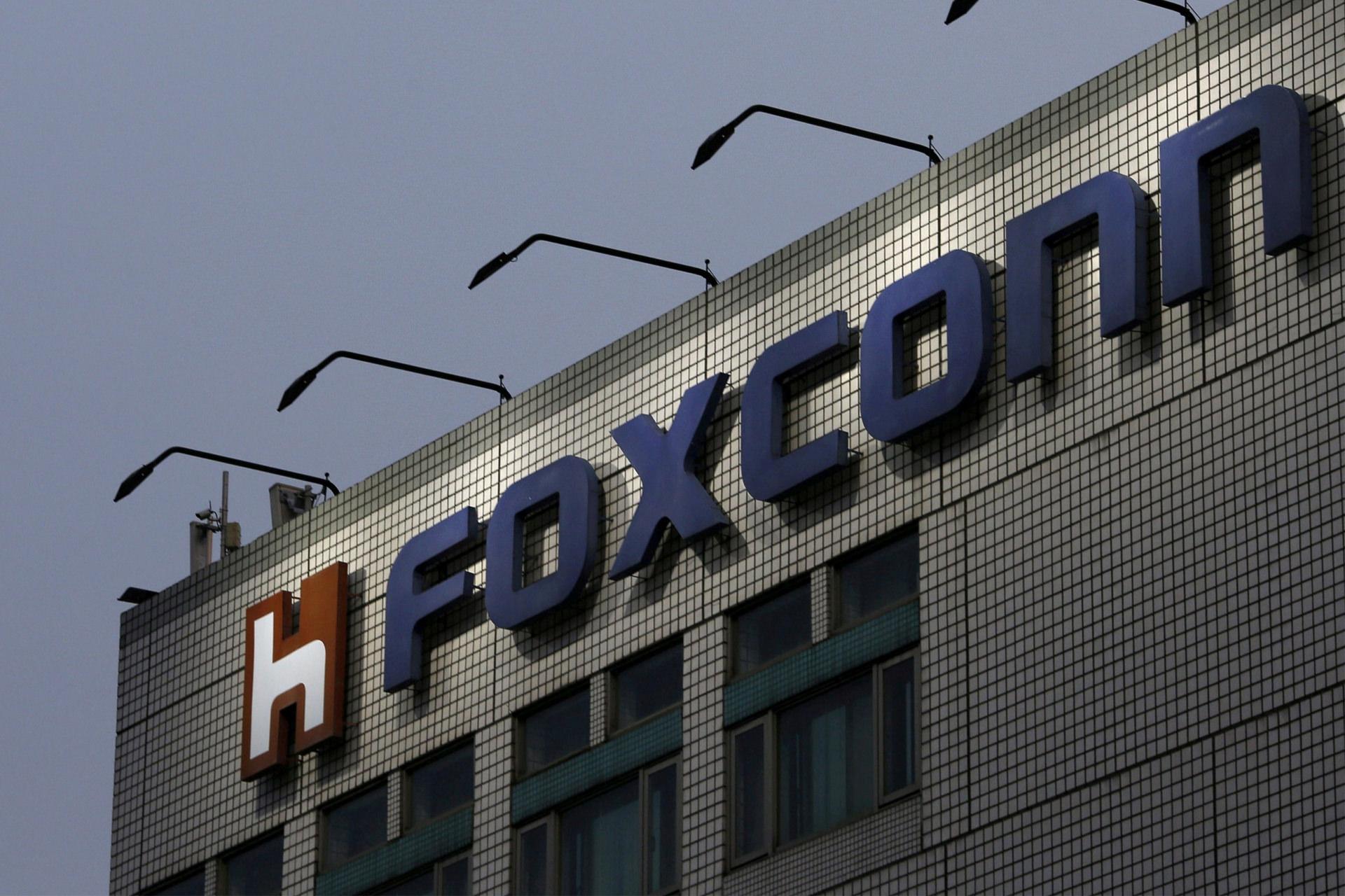 لوگو فاکسکان / فاکس کان / Foxconn روی ساختمان