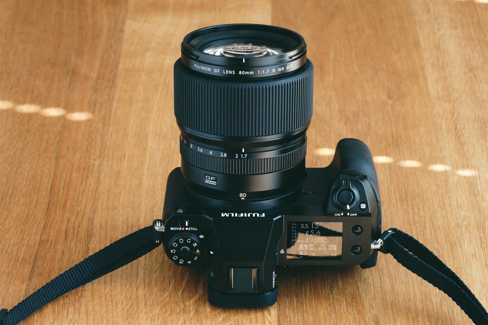 لنز فوجی فیلم GF 80mm F1.7 R WR نمای نصب روی دوربین