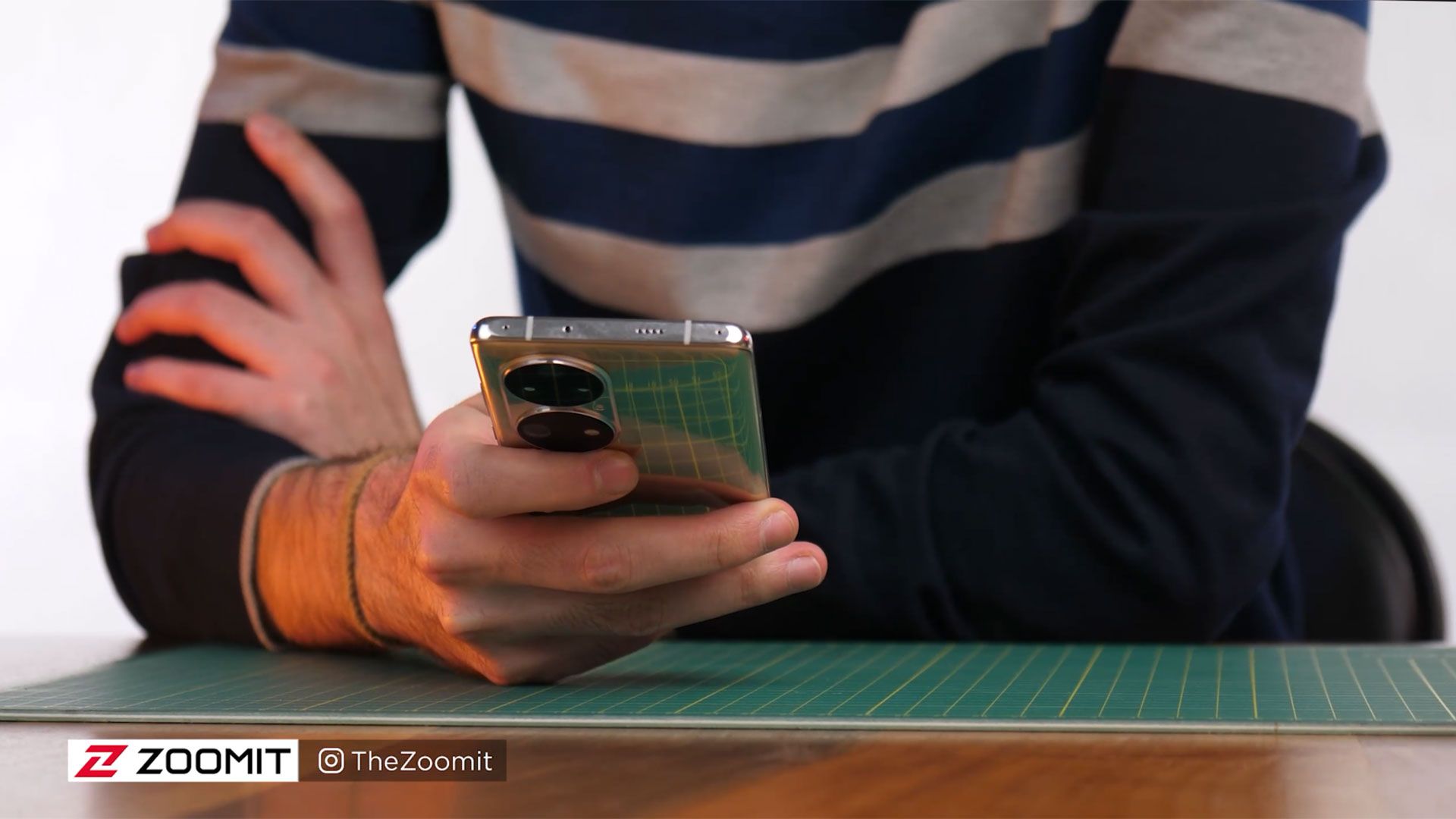 گوشی هوشمند پی ۵۰ در دست