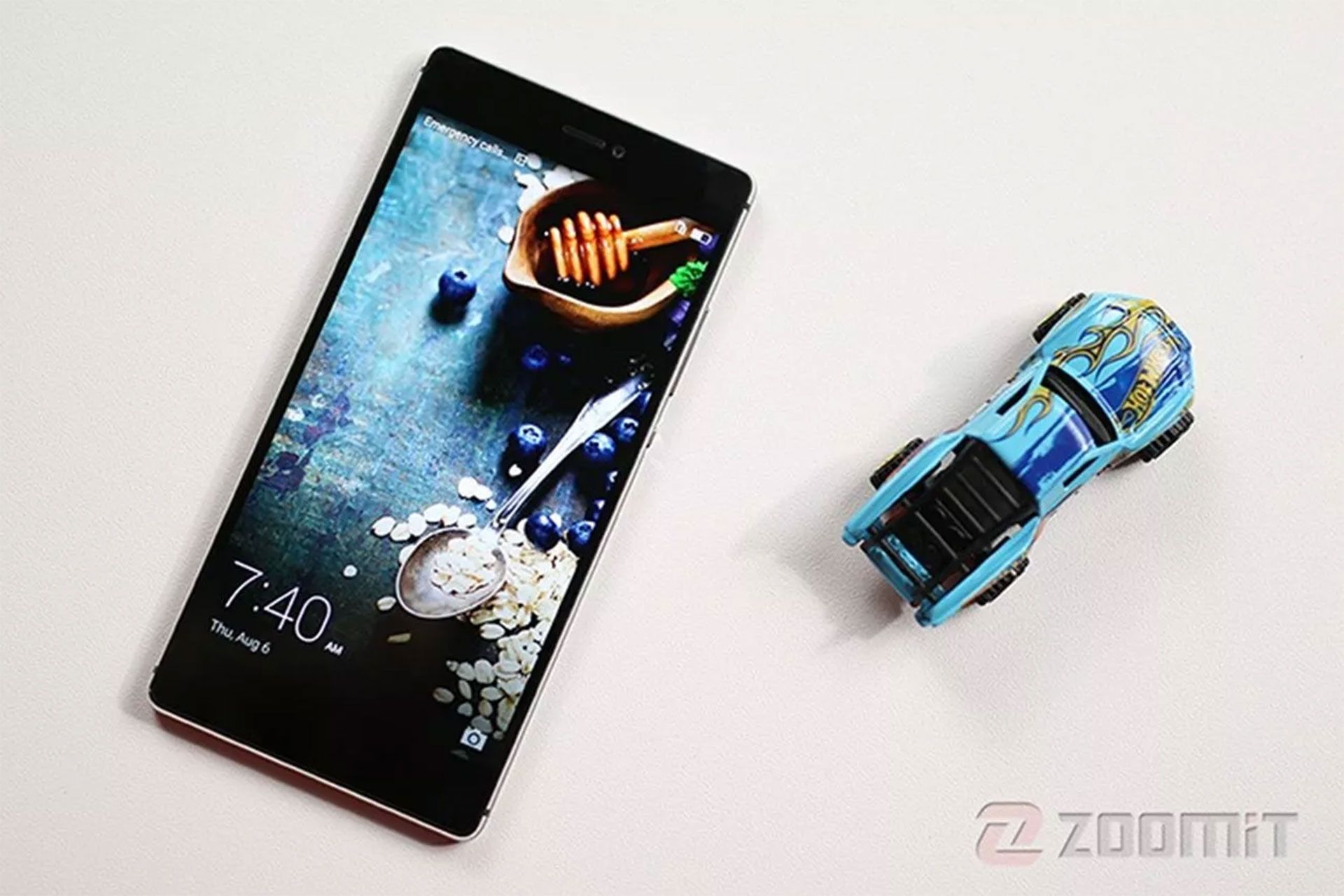 گوشی هوشمند P8 روی میز