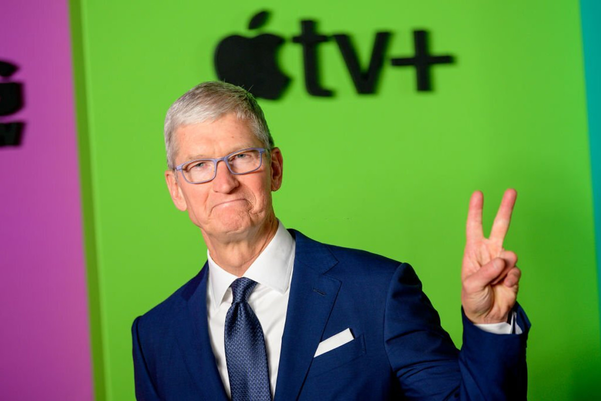 2022 4 apple ceo tim cook victory hand tv plus event 638bb75ce60c0026b825433e