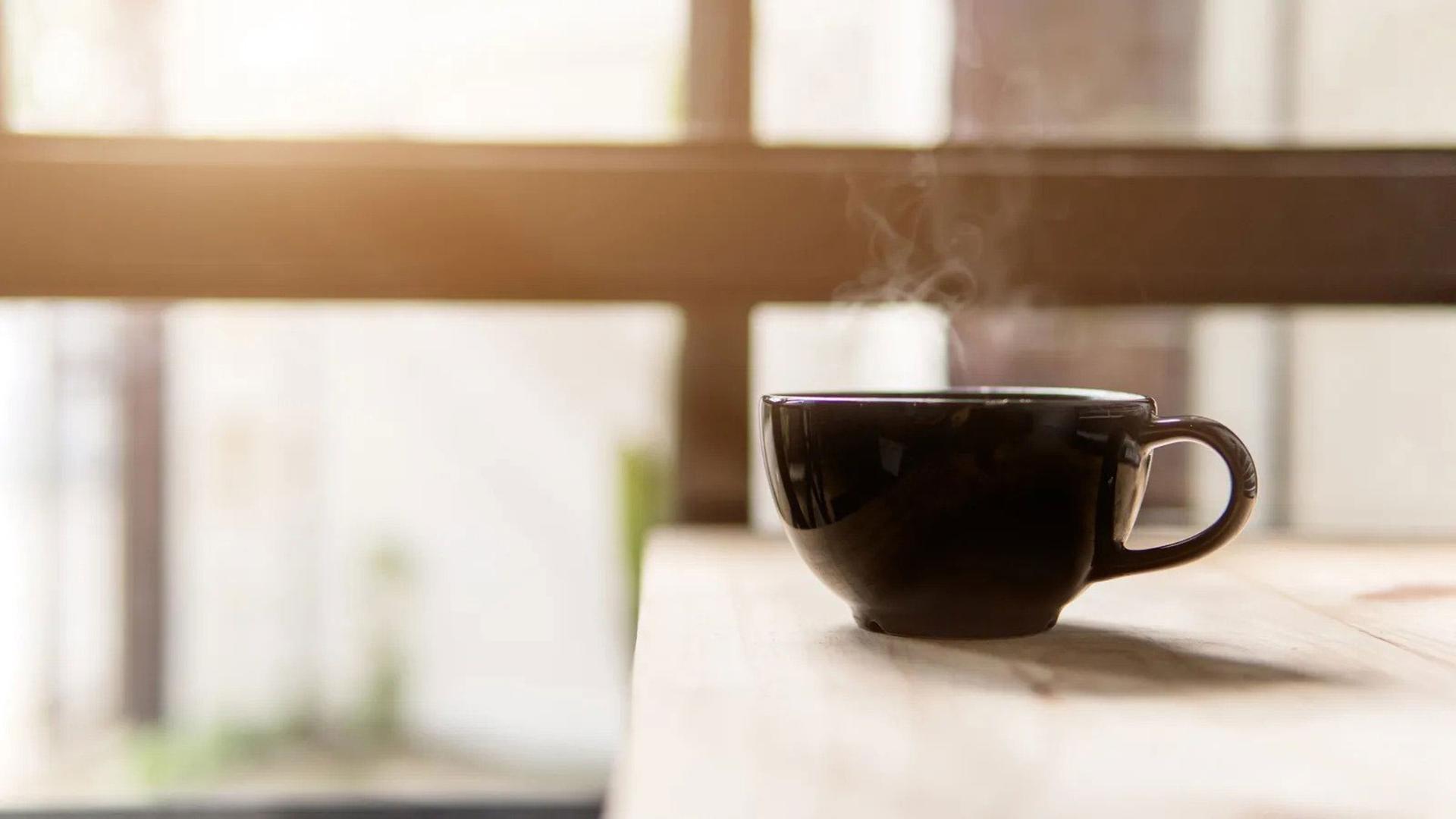 قهوه روی میز