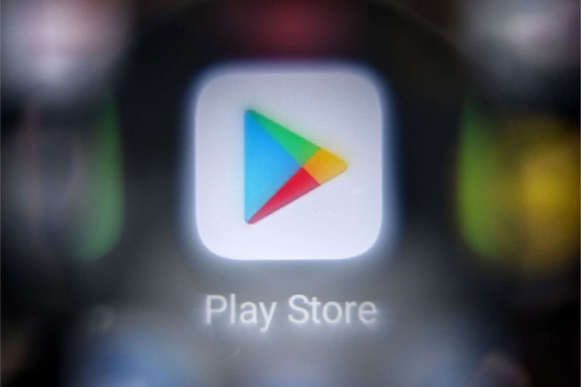 لوگو گوگل پلی استور / Google Play Store از نمای نزدیک روی نمایشگر گوشی