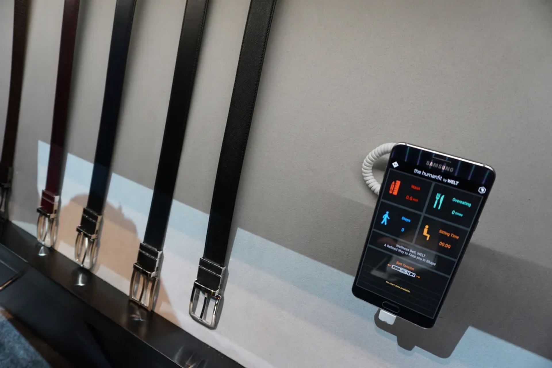 samsung-welt-with-phone