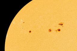 لکه‌های خورشیدی جدید چنان عظیم هستند که می‌توانند کل زمین را ببلعند