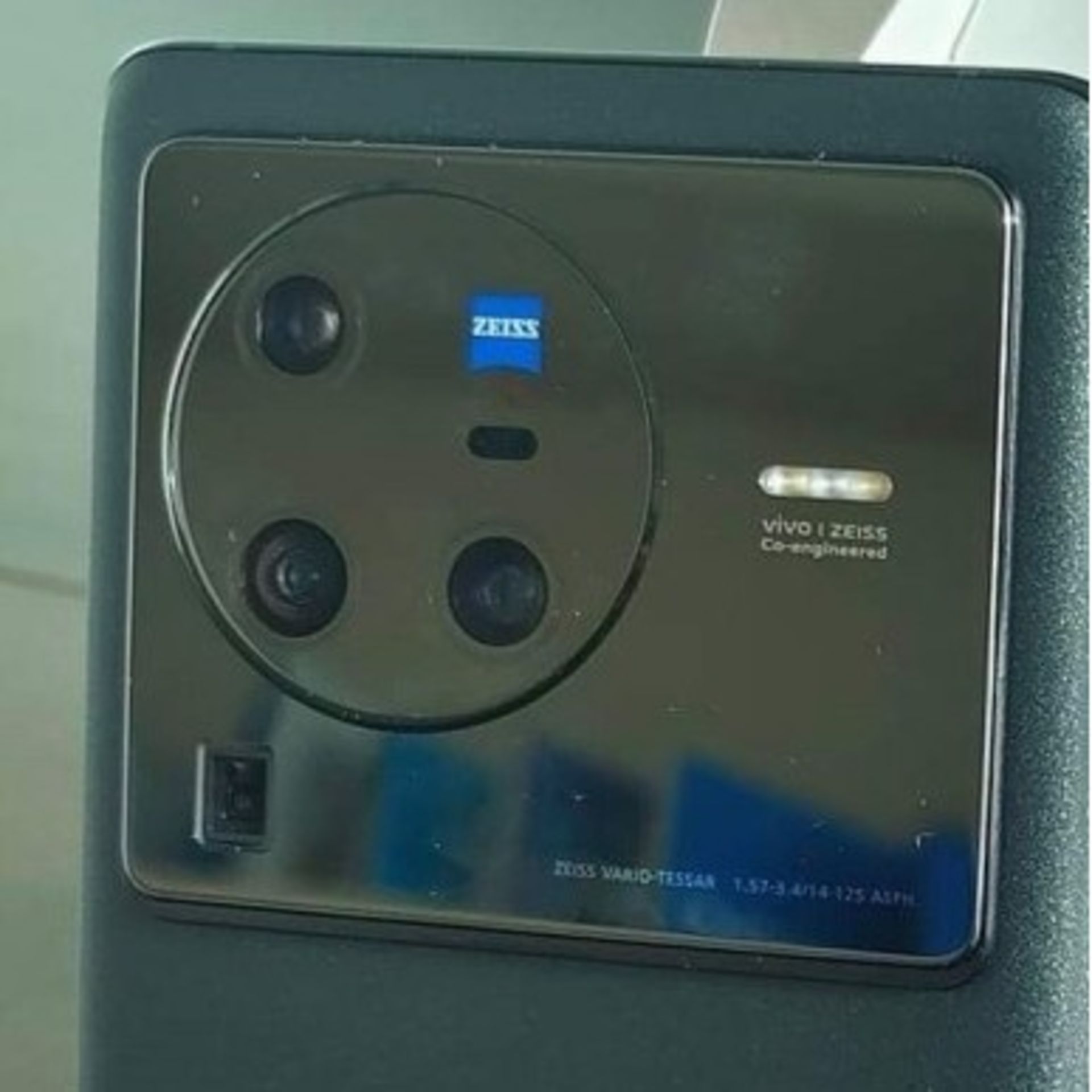 طراحی دوربین پشتی ویوو X80 Pro