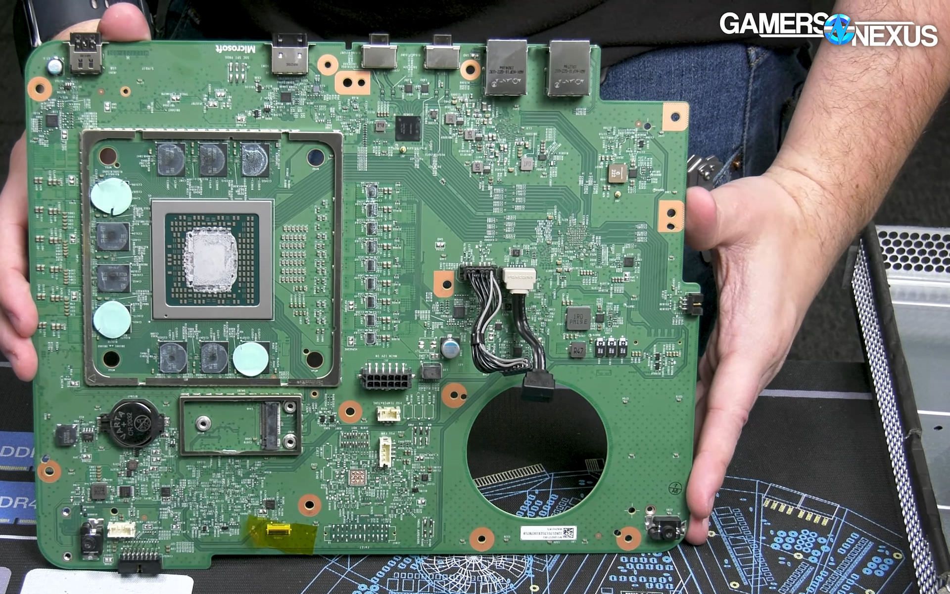 برد کیت توسعه دهنده ایکس باکس سری ایکس مایکروسافت در دست یک مرد