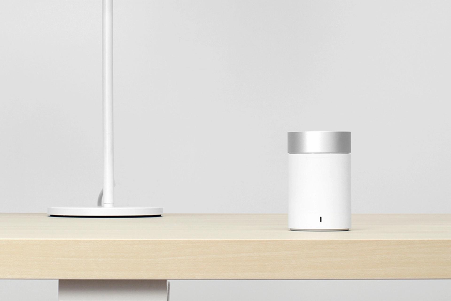 اسپیکر شیائومی Xiaomi Mi Pocket Speaker 2 LYYX01ZM روی میز