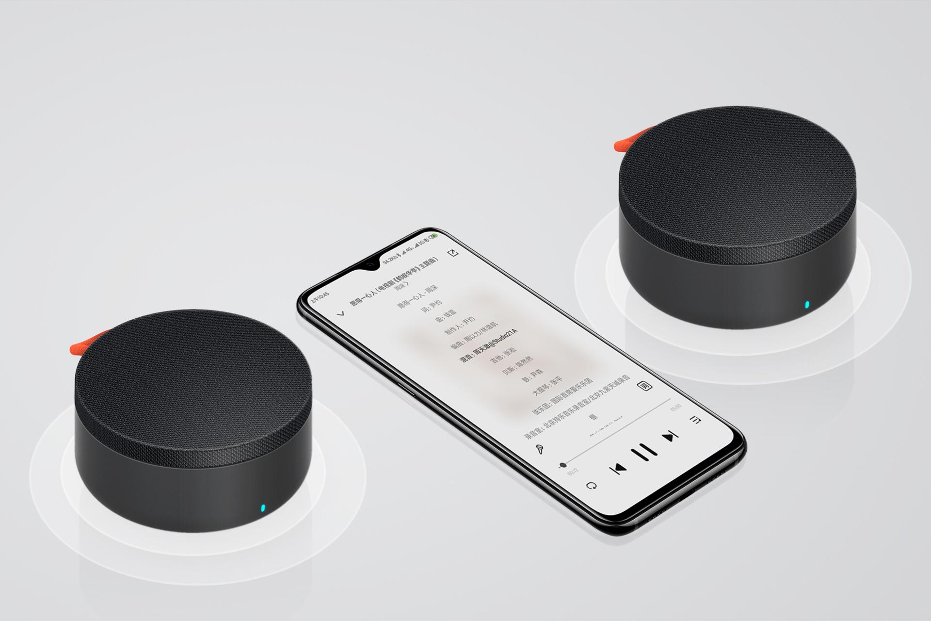 اسپیکر شیائومی Xiaomi Mi Portable Bluetooth Speaker Mini XMYX04WM کنار گوشی