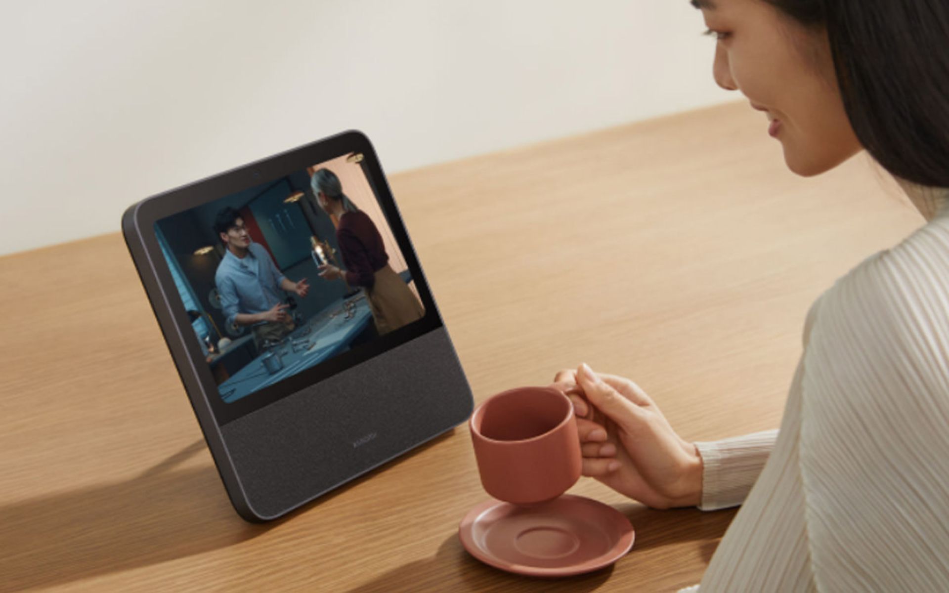 کاربر درحال تماشای فیلم با Smart Display 10 شیائومی