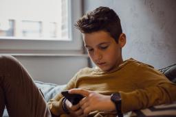 زنگ خطر برای والدین؛ کاهش رضایت نوجوانان از زندگی به‌دلیل افزایش استفاده‌ از شبکه‌های اجتماعی