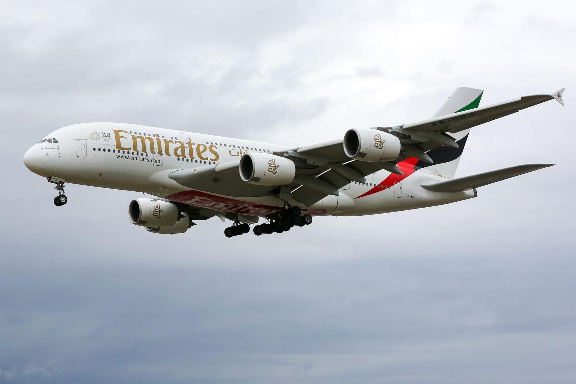 هواپیمای A380 شرکت هواپیمایی امارات دبی در آسمان لندن