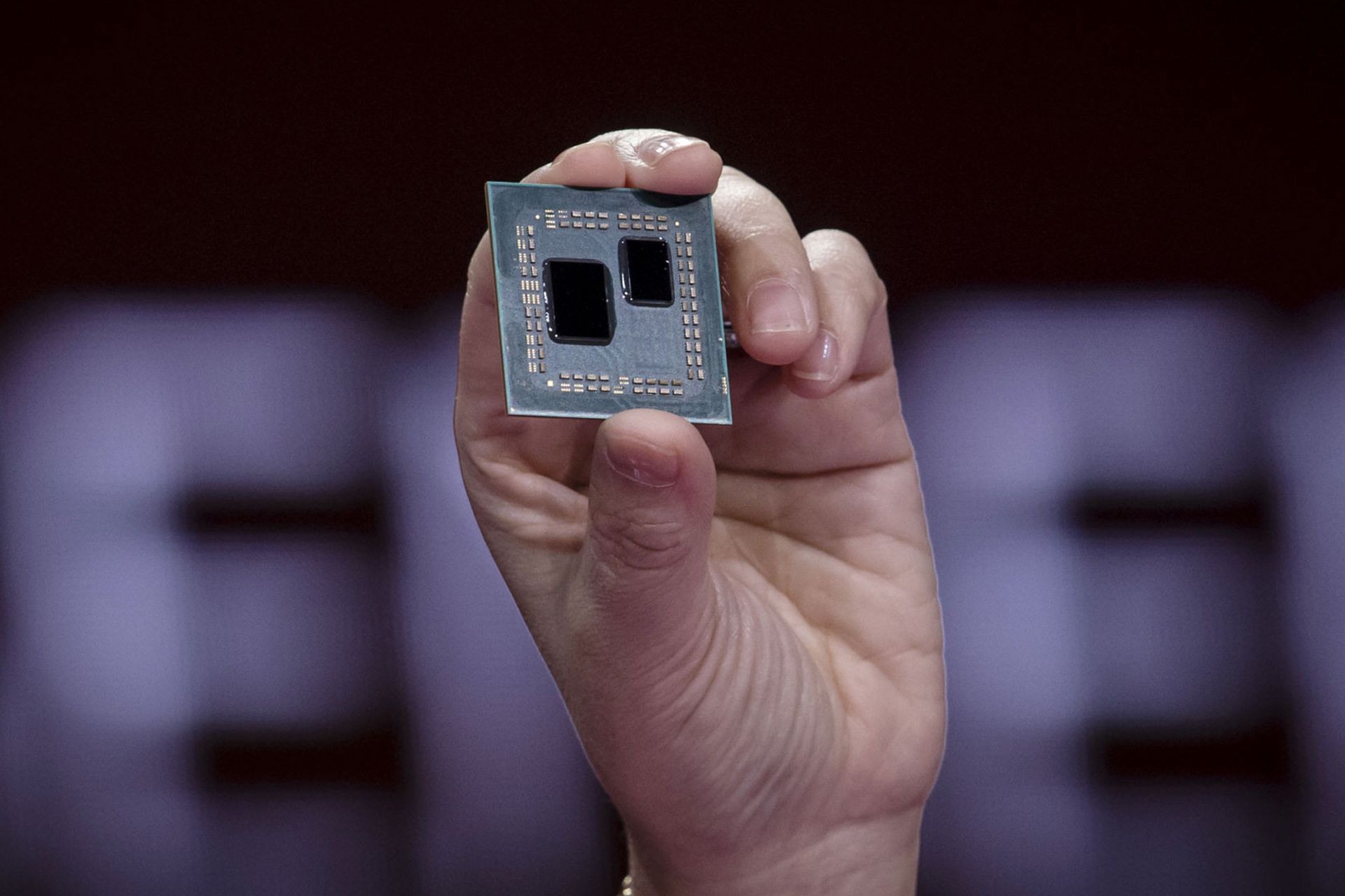 پردازنده AMD Ryzen در دست چپ لیزا سو مدیرعامل ای ام دی