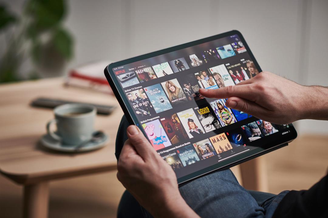 استفاده از نتفلیکس / Netflix / نت فلیکس روی آیپد پرو اپل در دست کاربر