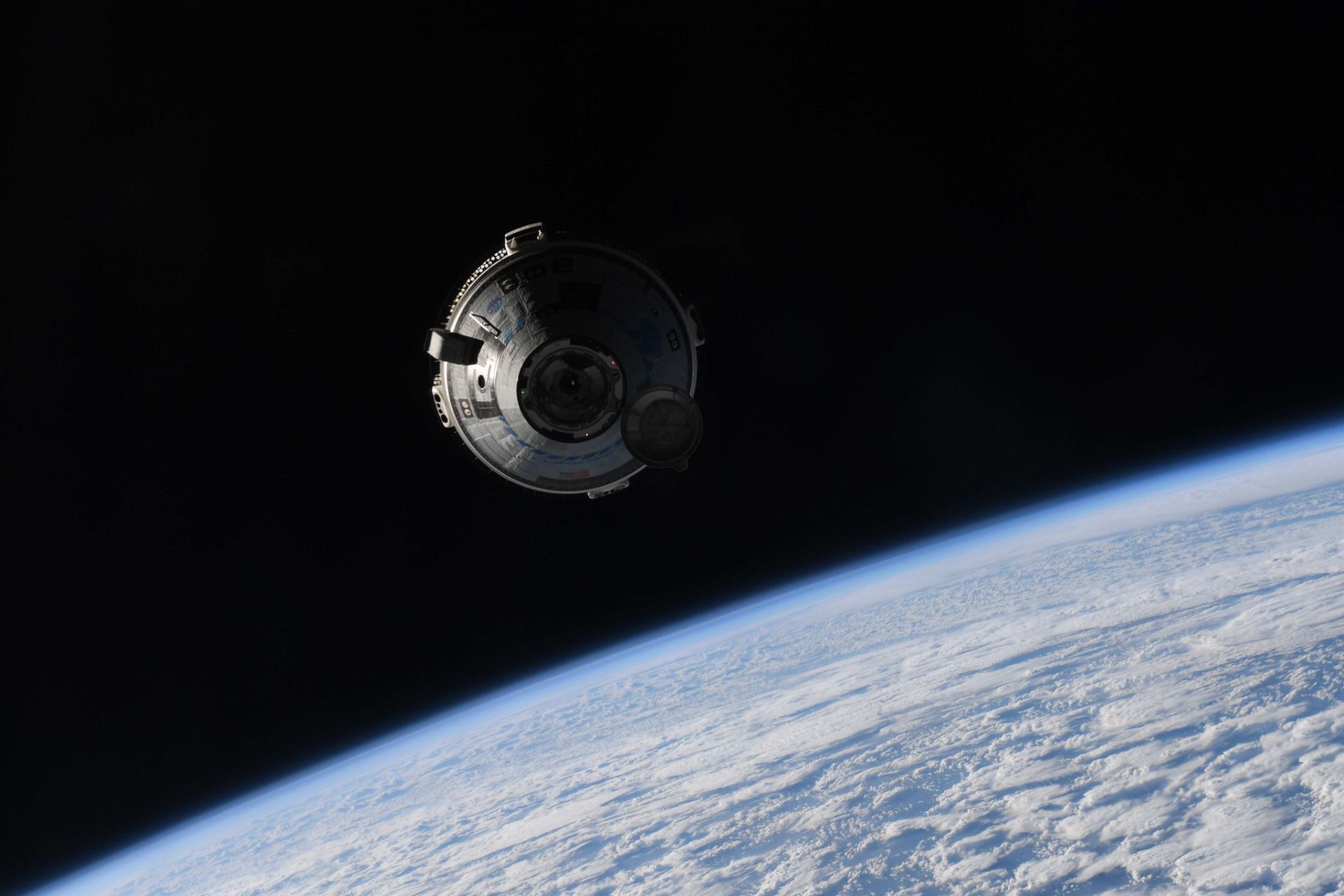 فضاپیمای استارلاینر درحال نزدیک‌شدن به ایستگاه فضایی بین‌المللی