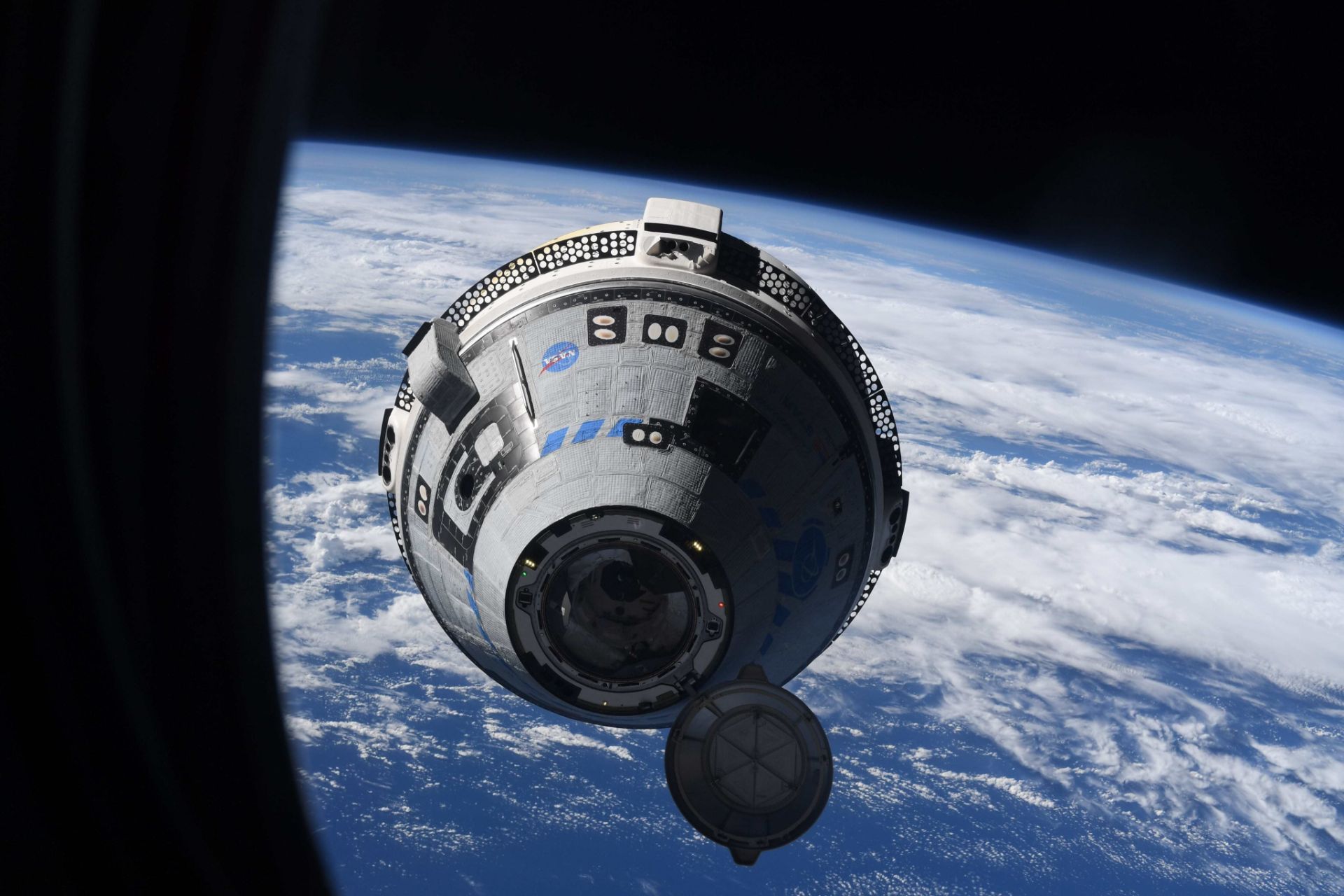 فضاپیمای استارلاینر درحال نزدیک‌شدن به ایستگاه فضایی بین‌المللی
