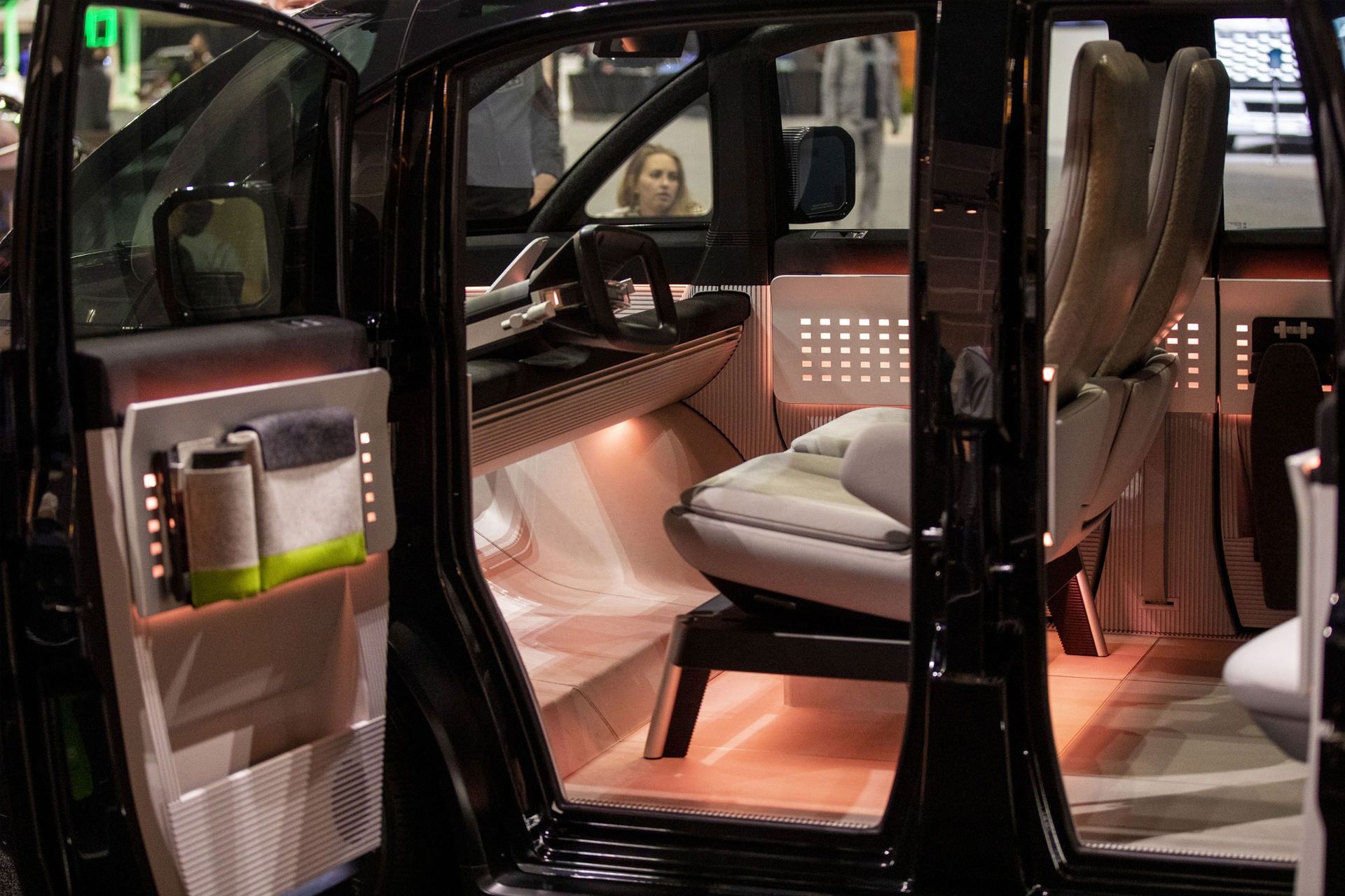 نمای داخلی خودرو Canoo Lifestyle