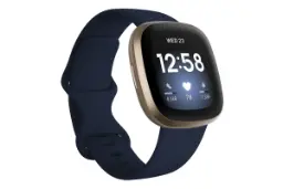 نمای نیمرخ راست ساعت هوشمند Fitbit Versa 3 رنگ سورمه‌ ای