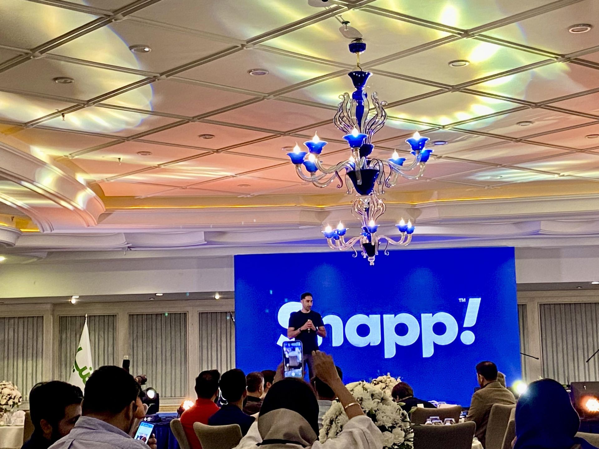 محمود فوز، هم‌بنیان‌گذار گروه اسنپ در حال سخنرانی در هتل اسپیناس پالاس